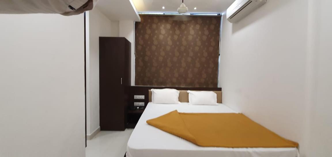 Hotel N K Бгудж Екстер'єр фото