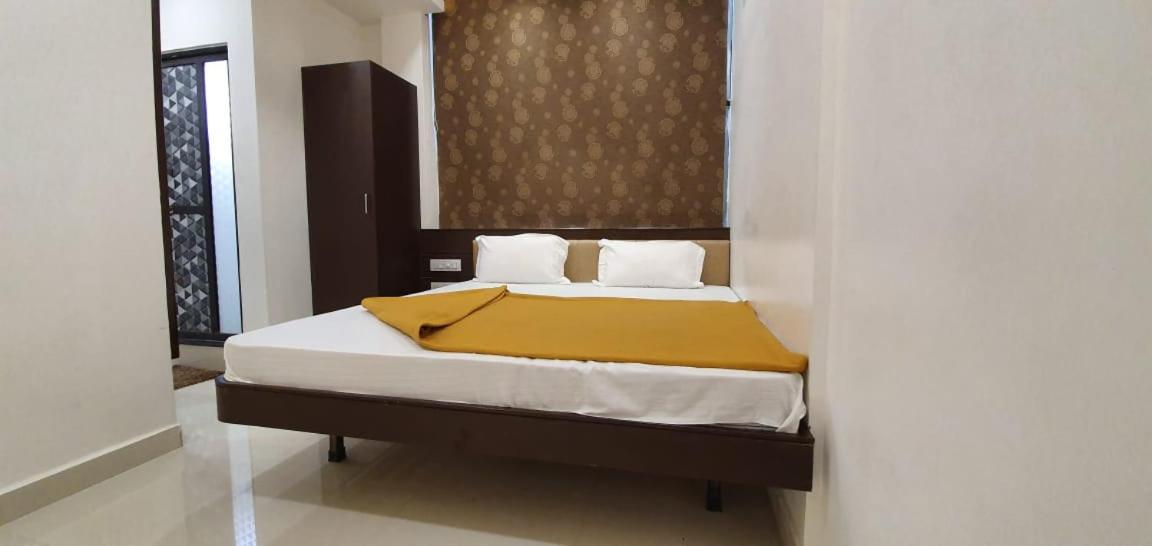 Hotel N K Бгудж Екстер'єр фото