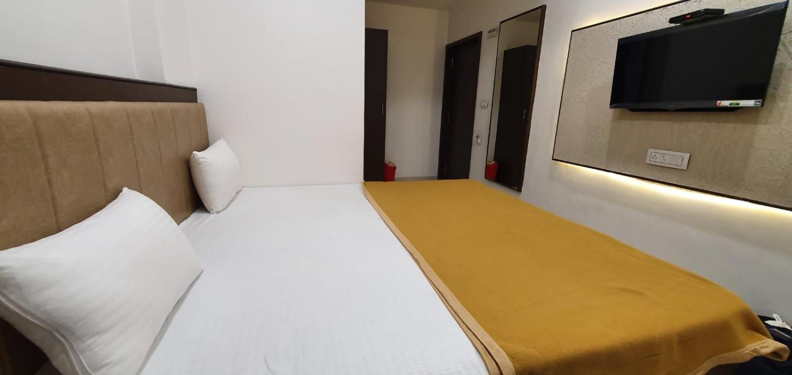 Hotel N K Бгудж Екстер'єр фото